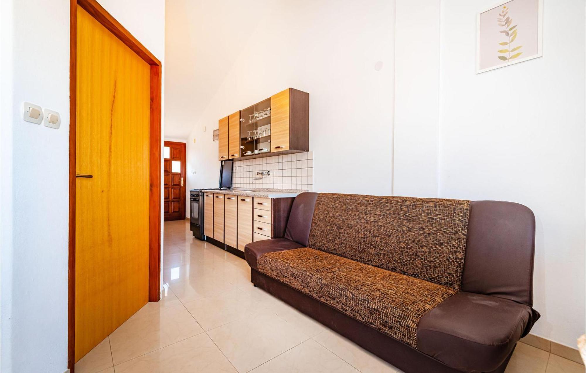 2 Bedroom Amazing Apartment In Neviđane מראה חיצוני תמונה