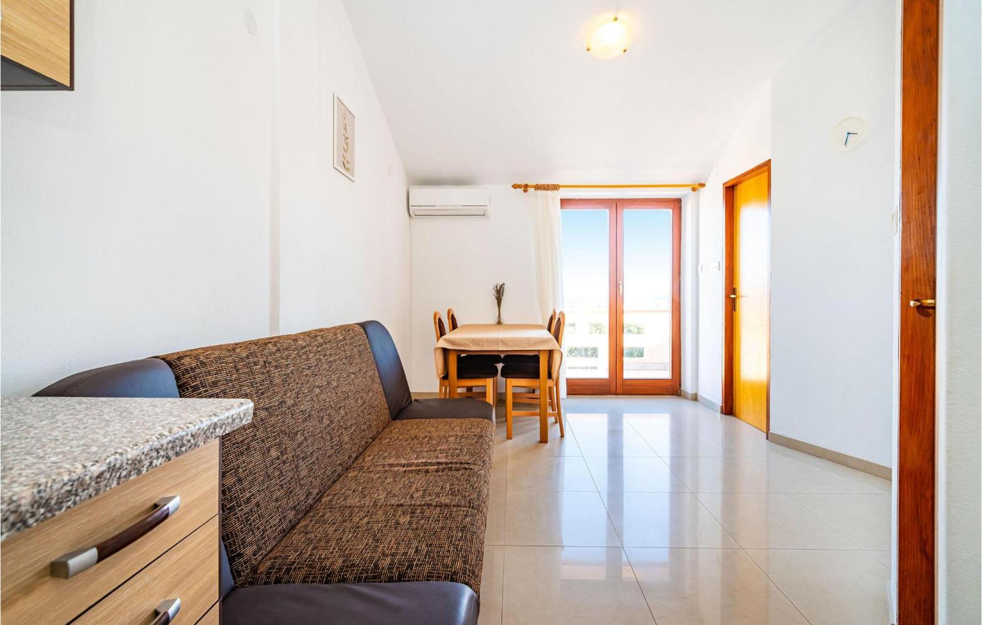 2 Bedroom Amazing Apartment In Neviđane מראה חיצוני תמונה