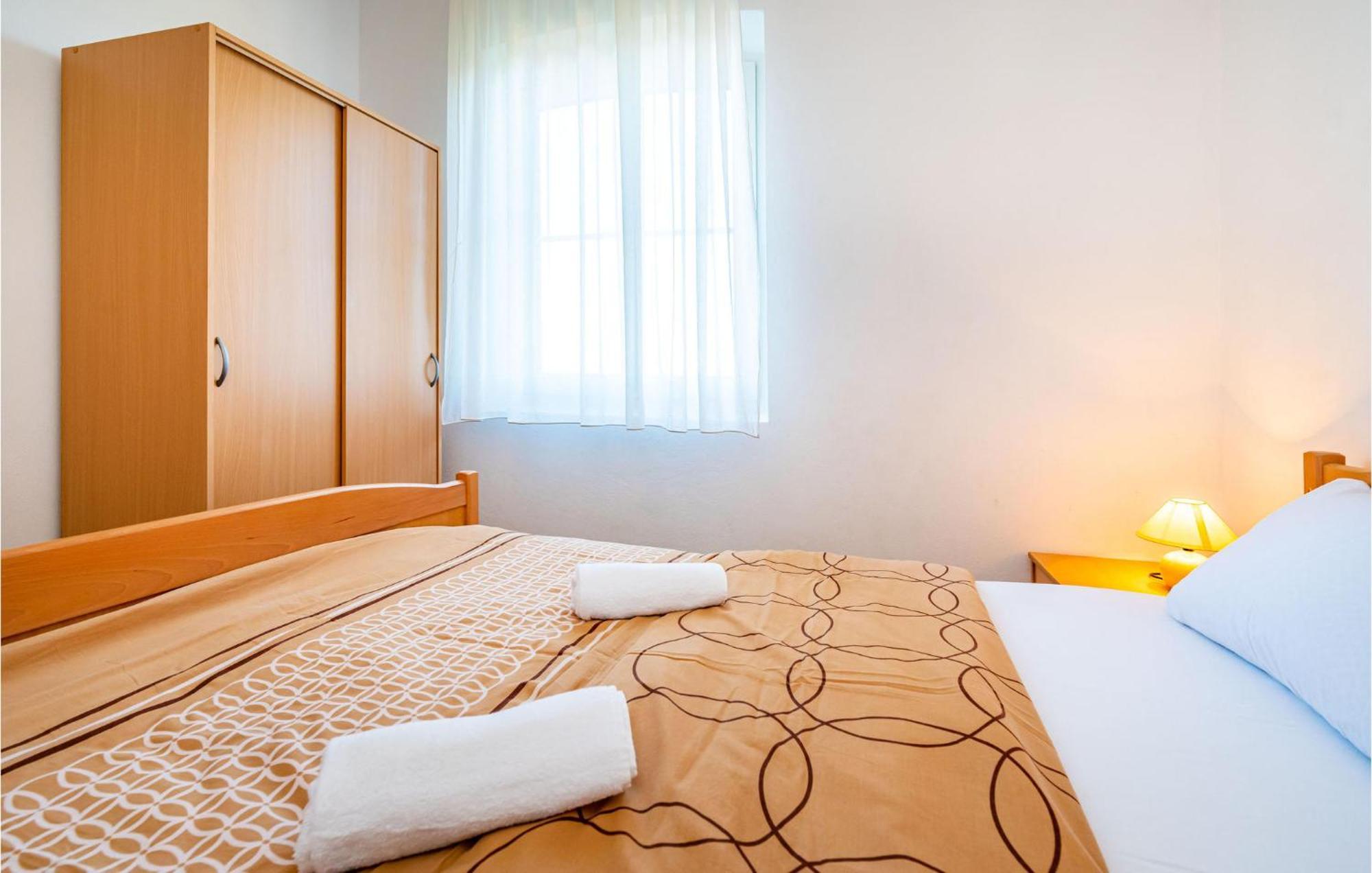2 Bedroom Amazing Apartment In Neviđane מראה חיצוני תמונה